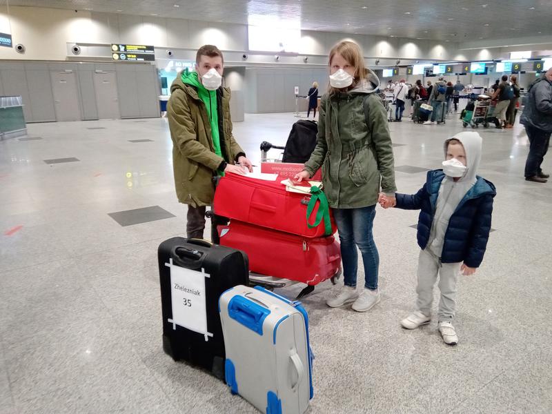 Russian Olim at the airport