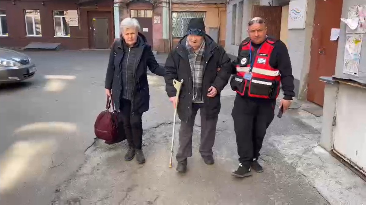 Ukrainian Survivor being rescued