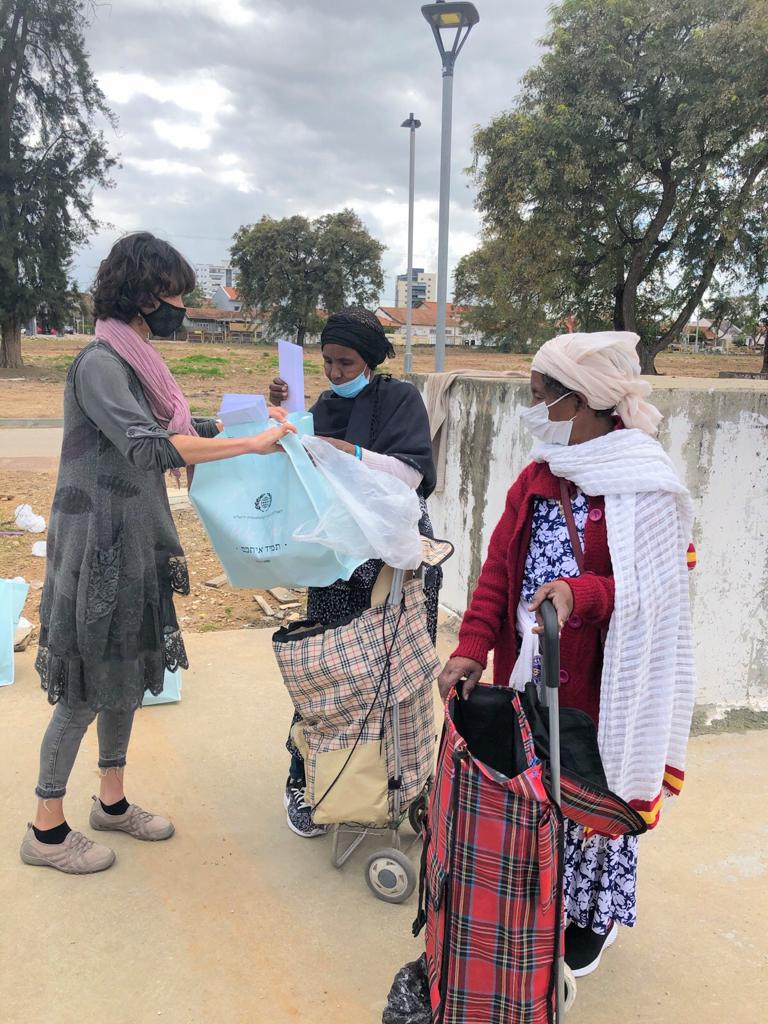Passover distribution to Jewish Ethiopian women