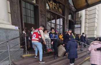 Aliyah-Ukraine-Carrying survivor down steps