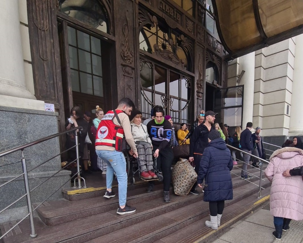 Aliyah-Ukraine-Carrying survivor down steps
