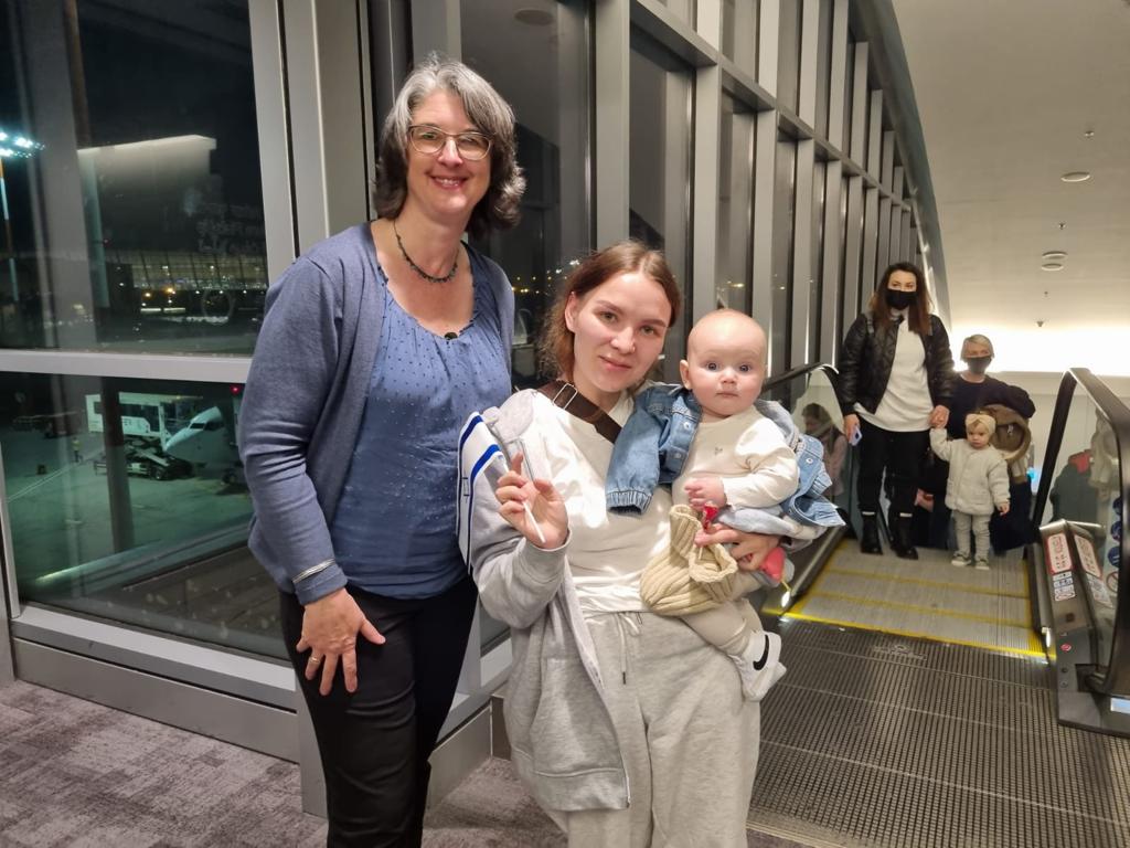 Aliyah meeting Ukrainian Jews at the airport