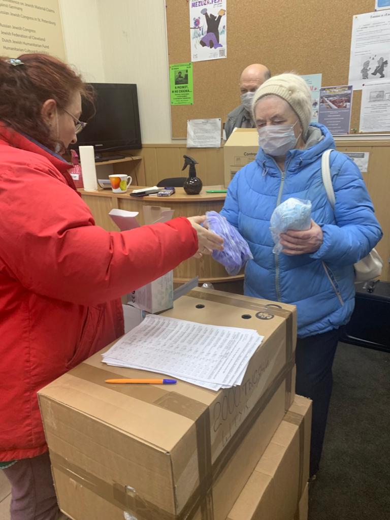 St Petersburg masks handout