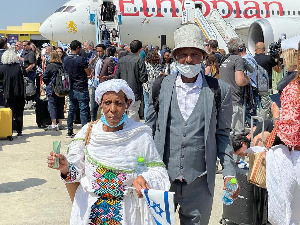 Elderly Jewish Ethiopian couple arrive in Israel