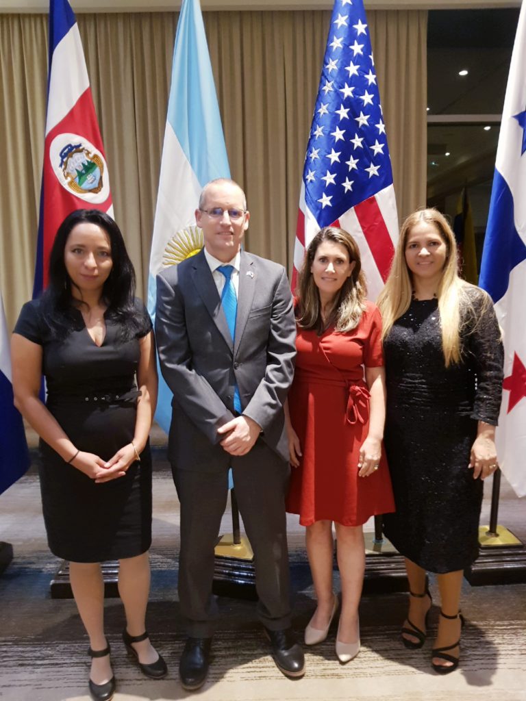 Claudia Fierro, Coordinadora de ICEJ Español; Itai Bardov, Embajador de Israel en Panamá y su esposa, Yeni Moreno, Subdirectora de ICEJ Panamá.