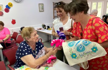 Receiving knitted socks of Fanny