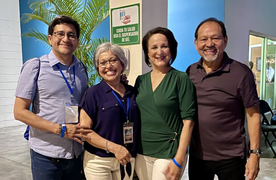 Con el pastor Nelson Guerra y su esposa Lucy, en VERTICAL Conferencia Anual de GCLA. El pastor Guerra es el Presidente y Director Internacional de Gran Comisión Latinoamérica, movimiento de iglesias que fundó en 1980.