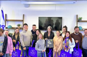 New olim receiving gift bags