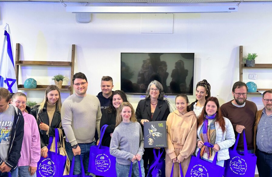 New olim receiving gift bags