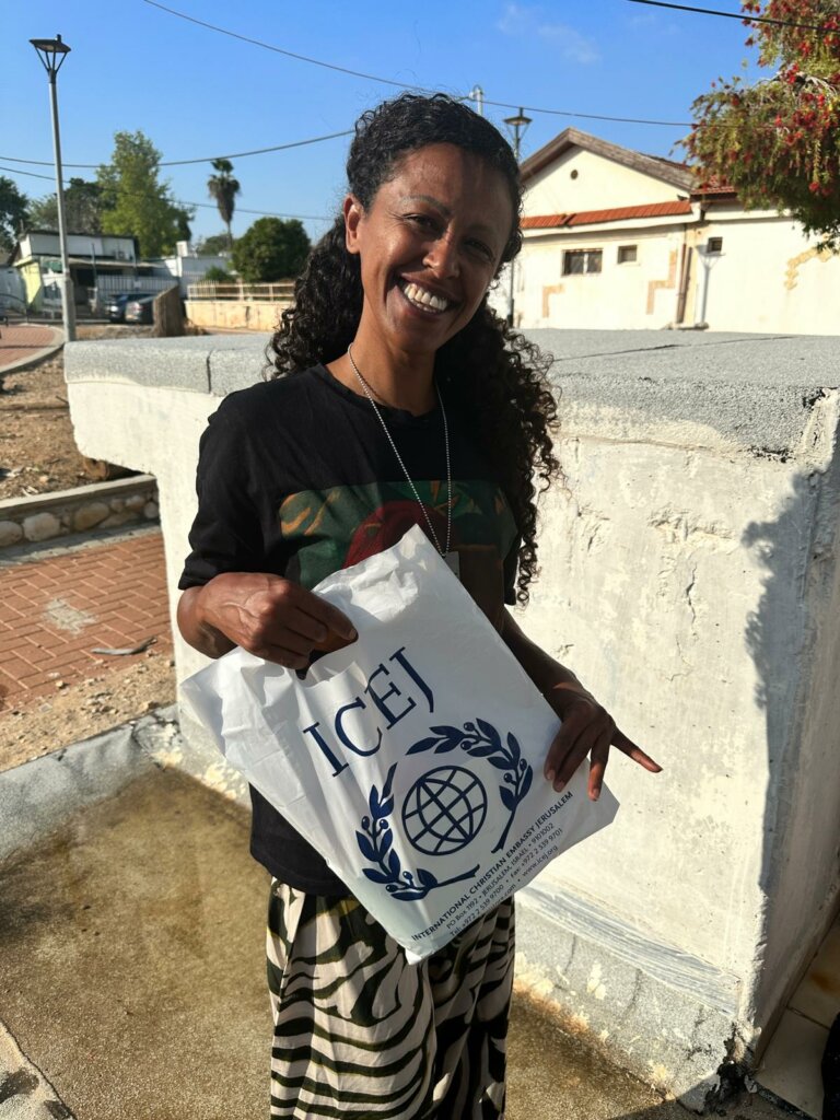 Ethiopians receiving Pesach gifts