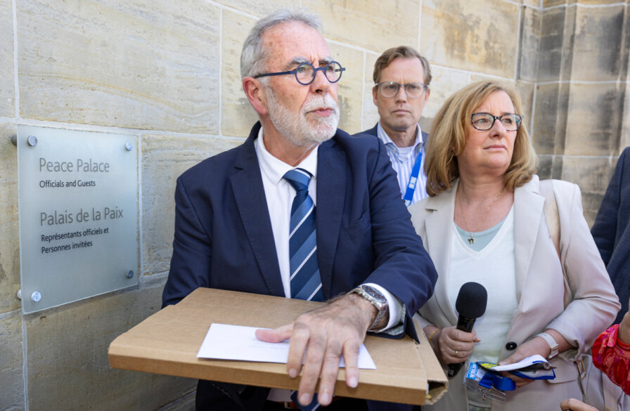 Jack van der Tang delivering the Decree to the International Court of Justice in the Peace Palace in The Hague