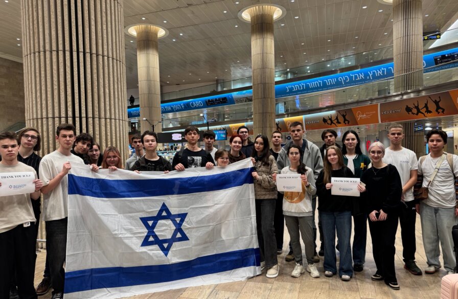 Group picture of Sela students at Ben Gurion airport. (Photo: JAFI)