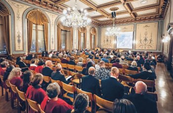 Bella speaks to a large audience at the public event in Kuopio at Kuopio City Hall.