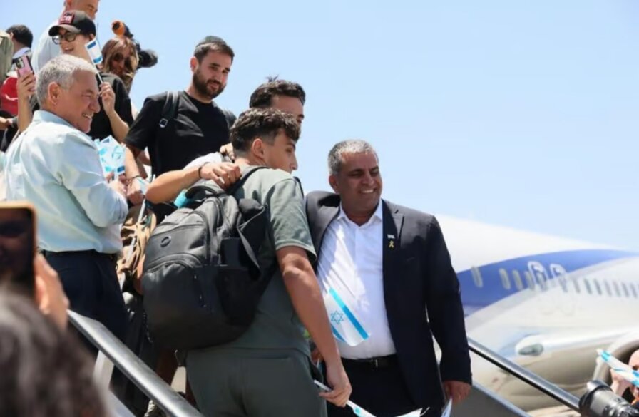 The Minister of Immigrant Absorption and other senior officials welcome new olim at Ben Gurion Airport. (Photo: Sivan Shachor/GPO)