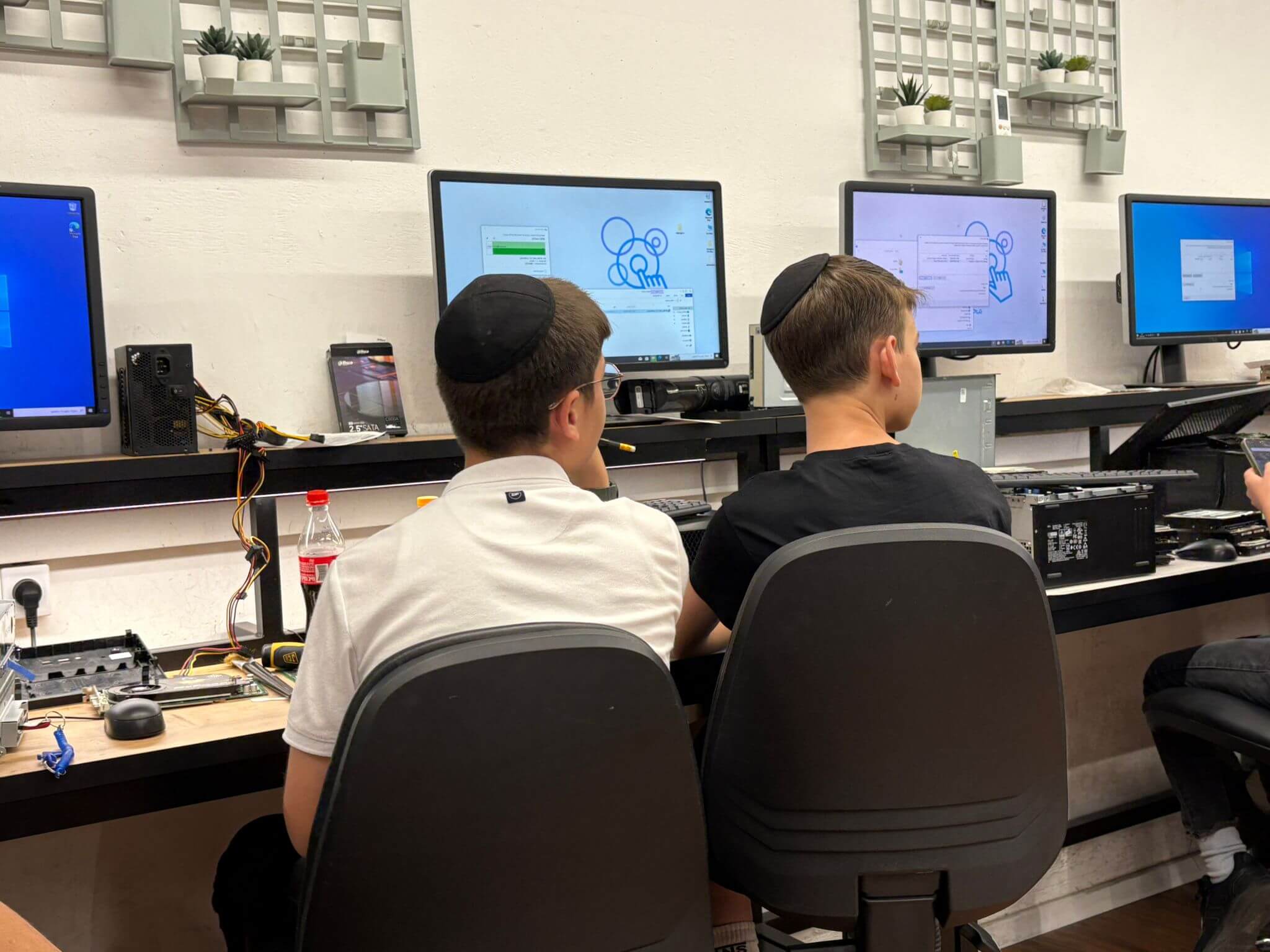 Israeli Bio Computer ICEJ bridges Israel’s digital divide by revitalizing old computers - ICEJ