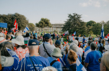 Prayer in front of knesset