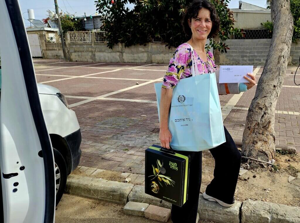 Jannie Tolhoek, ICEJ Aid delivers Passover gifts