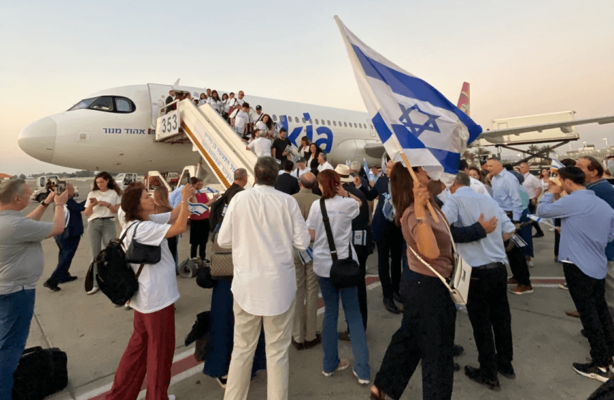 French Jews arrive at Ben Gurion airport