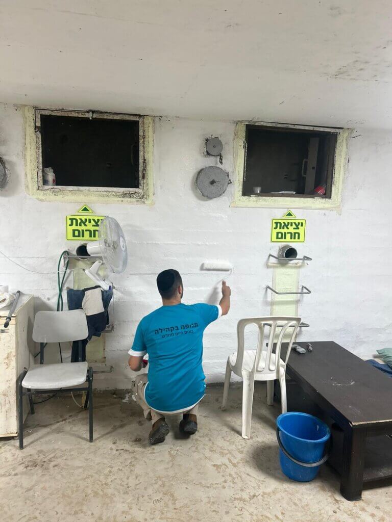 painting the shelter