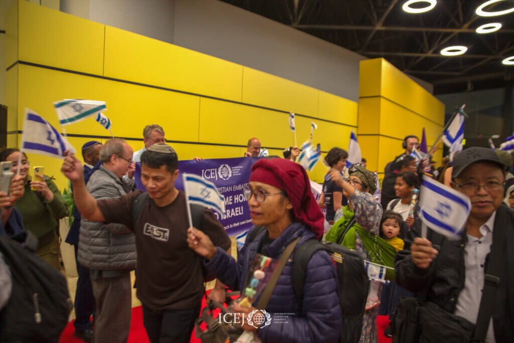 Bnei Menashe arrive at Ben Gurion