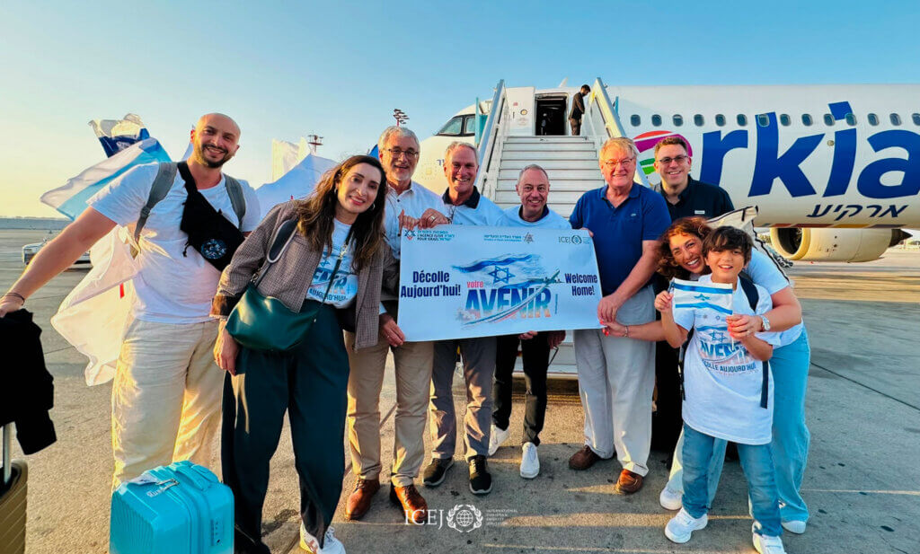ICEJ welcomes French Olim on the tarmac at Ben Gurion Airport