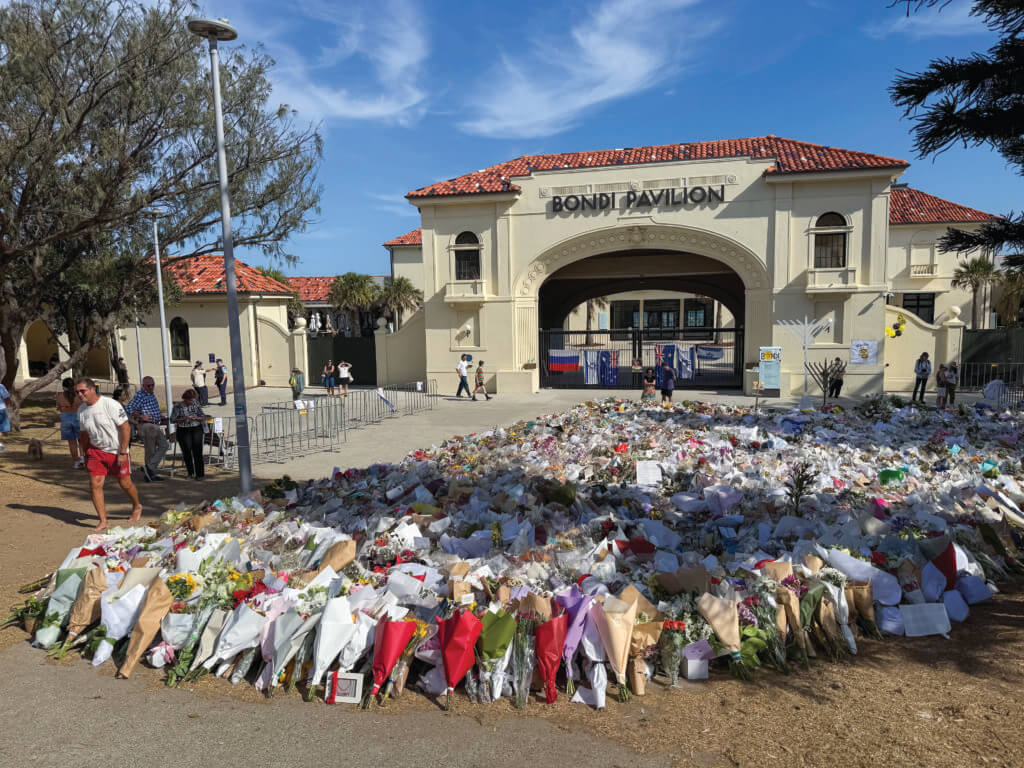 Bondi beach flower memorial (Photo: wikimedia Commons/DaHuzyBru